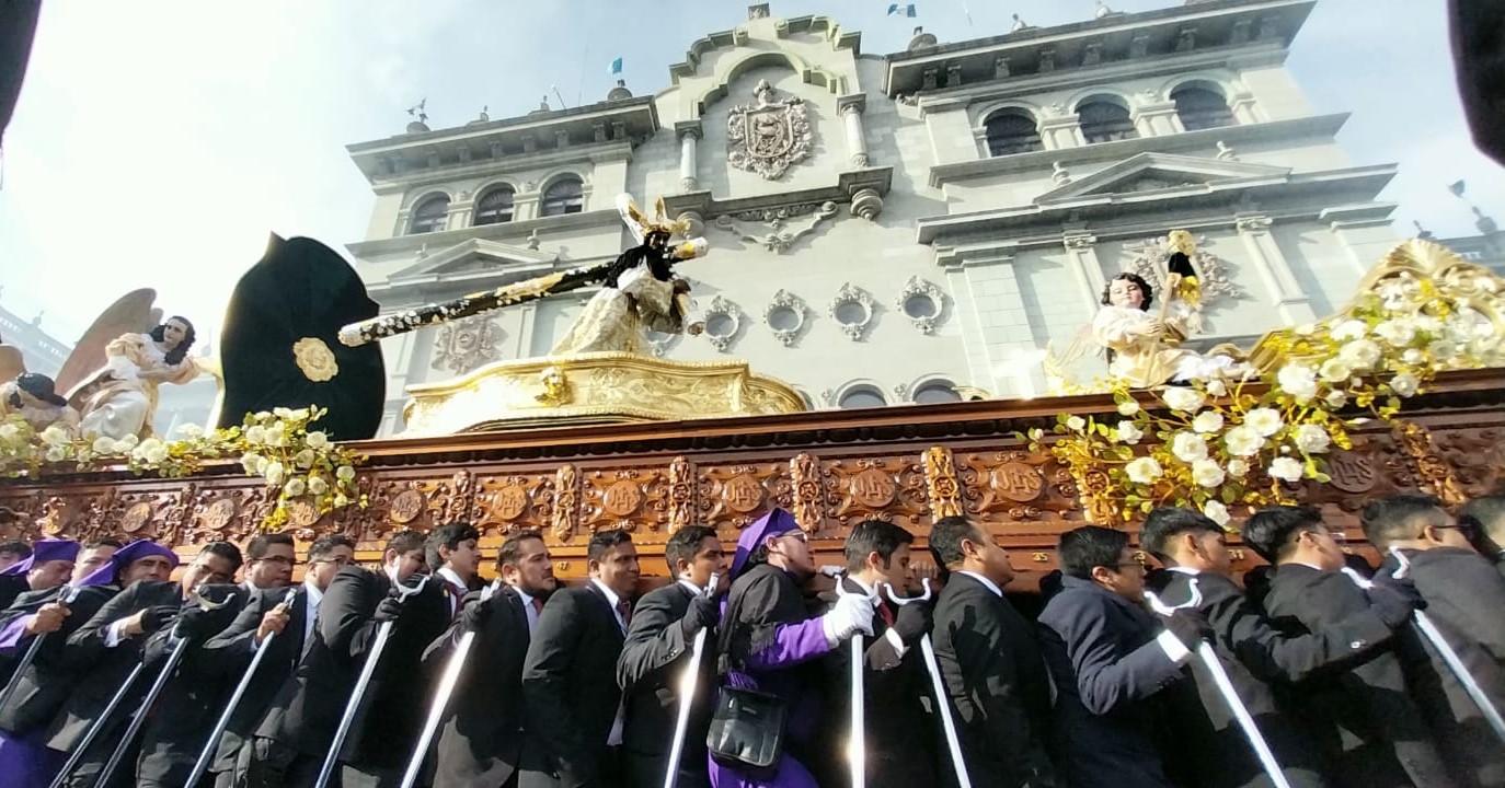 Cortejo procesional de la Hermandad de La Parroquia frente al Palacio Nacional