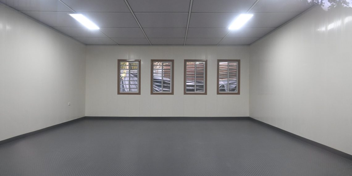 Así lucen las dos aulas integradas en un módulo prefabricado instalado en San Pedro Carchá, Alta Verapaz. / Foto: Álvaro Interiano.