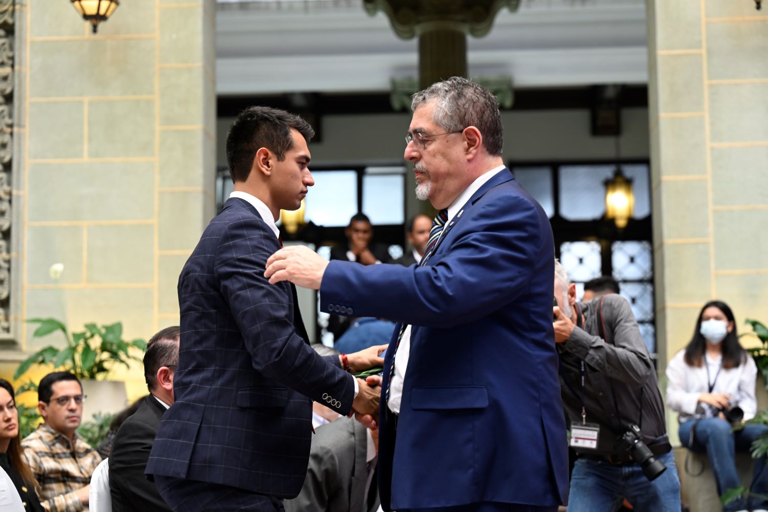El presidente Bernardo Arévalo abraza a uno de los hijos de la exministra de Salud, Lucrecia Hernández Máck, durante el homenaje póstumo en su honor.