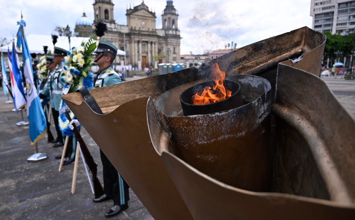 La Plaza Central arde con la llama eterna del fervor cívico