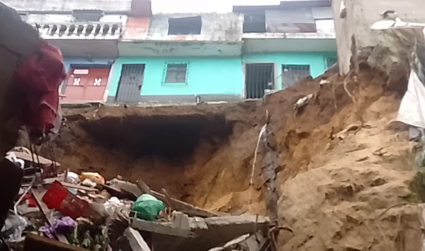 Conred evalúa terreno tras colapso de vivienda en zona 3