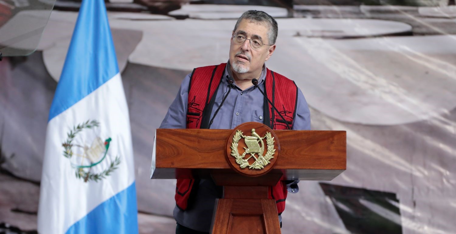 El presidente Bernardo Arévalo promueve pequeños emprendimientos para que las familias no necesiten entrega de alimentos.