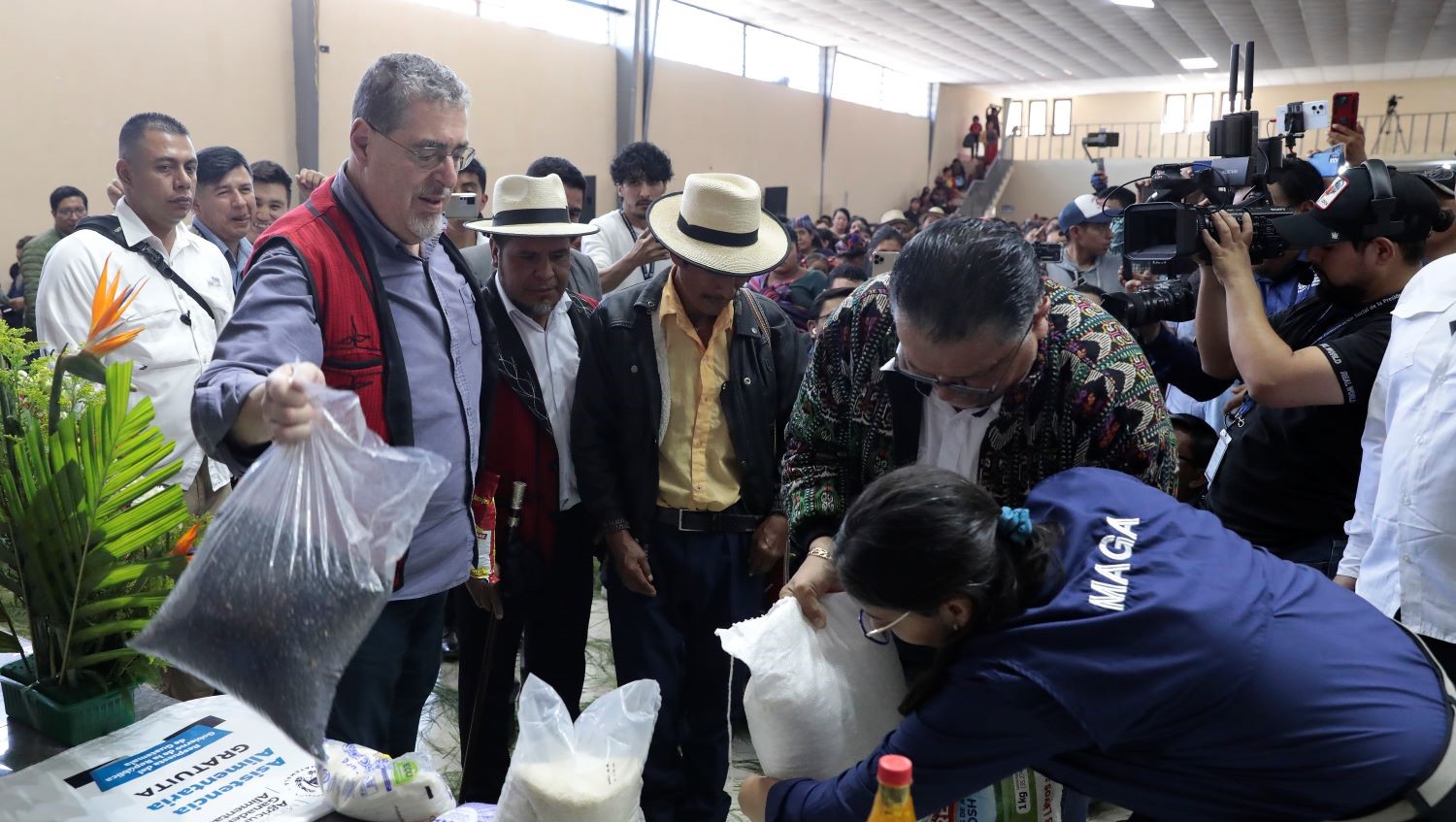 Más de 9 mil familias con inseguridad alimentaria reciben alimentos en Quiché