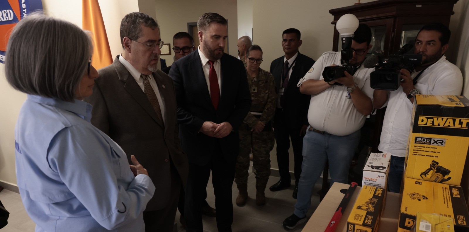 Presidente Bernardo Arévalo agradece donación de mobiliario para edificio de la Conred y equipo de rescate. / Foto: Noé Pérez.