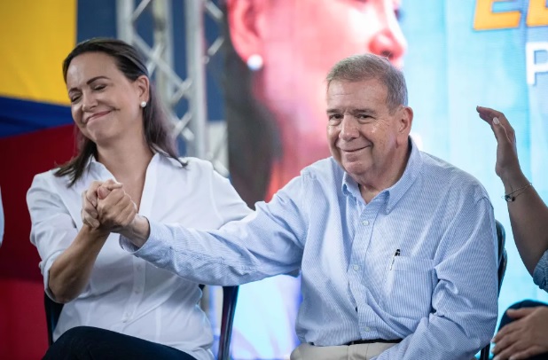 El excandidato presidencial venezolano Edmundo González Urutia, junto a la opositora Corina Machado.