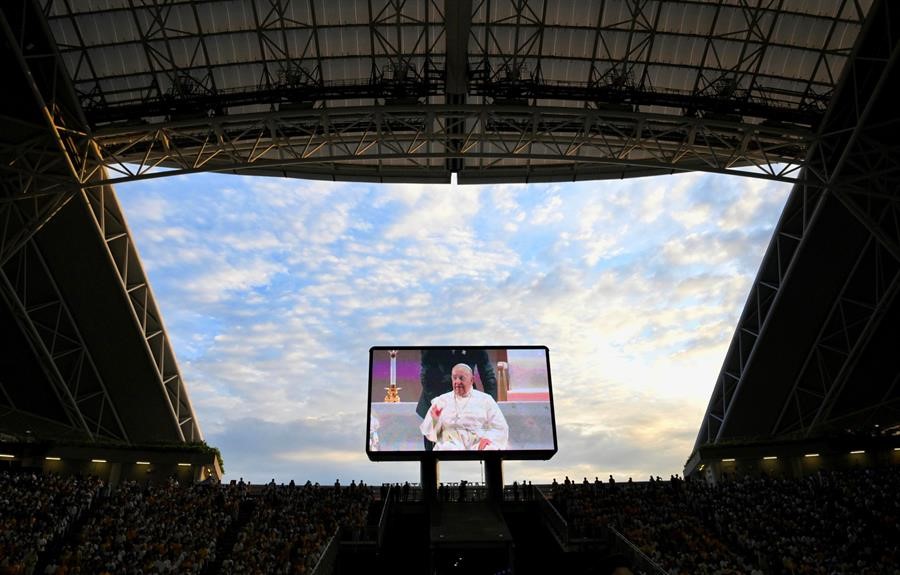 El papa Francisco aparece en su viaje apostólico, que incluyó Singapur. / Foto: EFE.