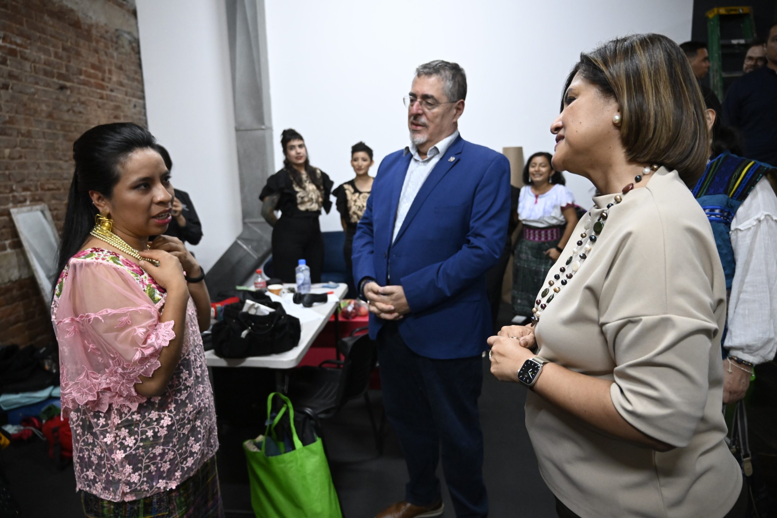 El presidente Arévalo y la vicepresidenta Herrera conversan con la artista Sara Curruchich. / Foto: Álvaro Interiano.