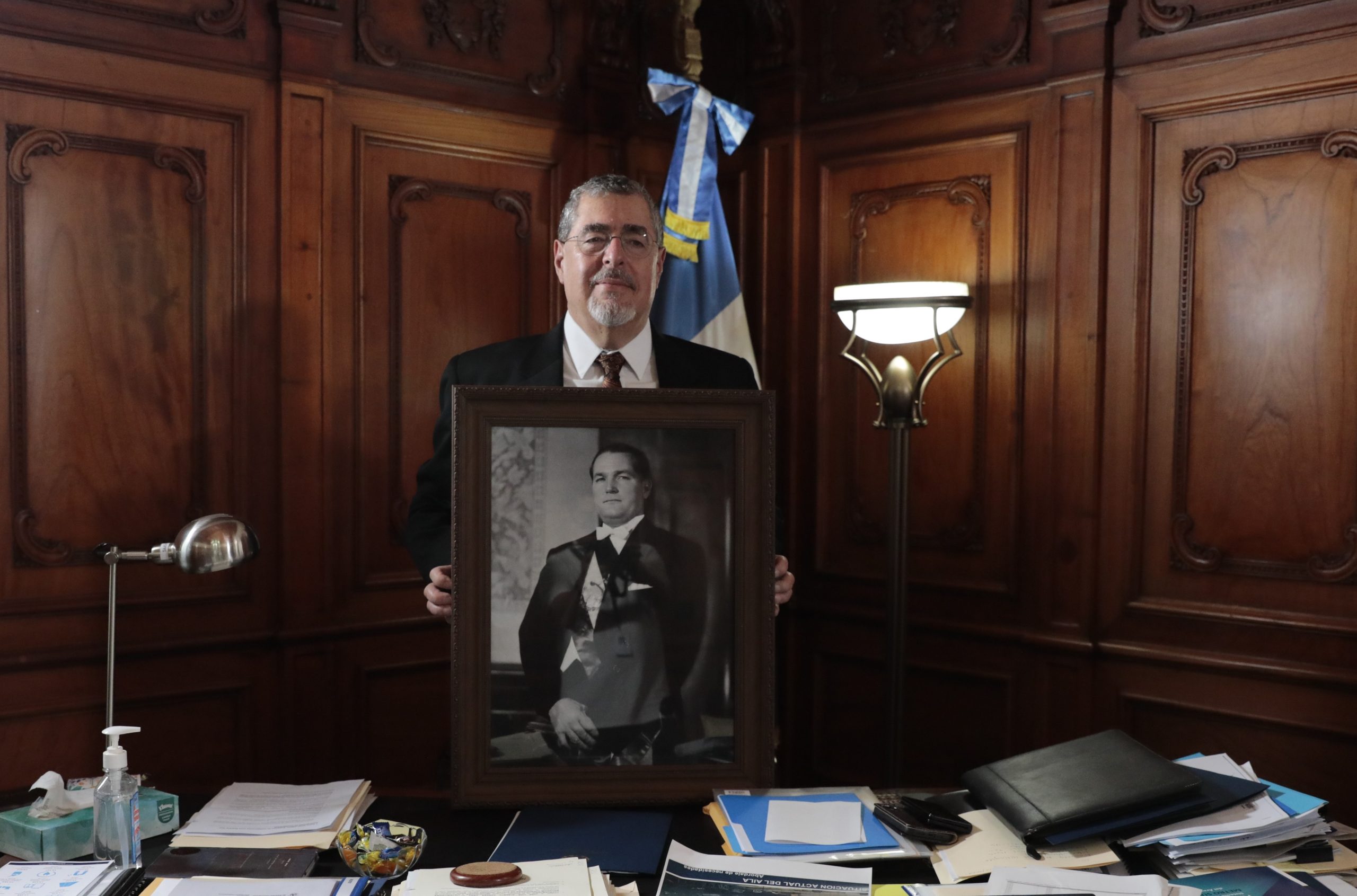 Presidente Arévalo resalta legado en natalicio de Juan José Arévalo Bermejo