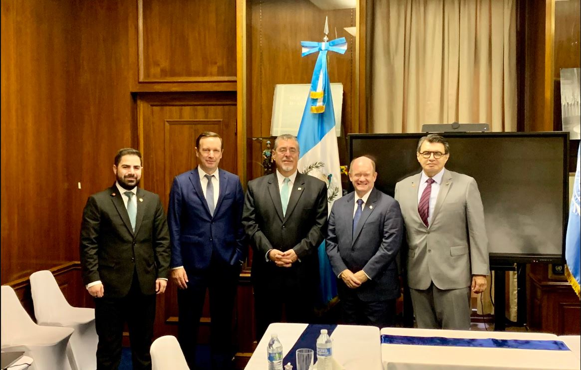 El presidente de Guatemala con senadores de EEUU.