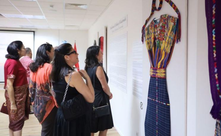 Embajada de Guatemala en Indonesia inaugura exhibición de indumentaria indígena