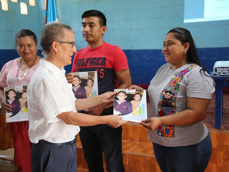 Mineduc entrega más de 36 mil kits para la Estrategia de Nivelación de Aprendizajes en Retalhuleu