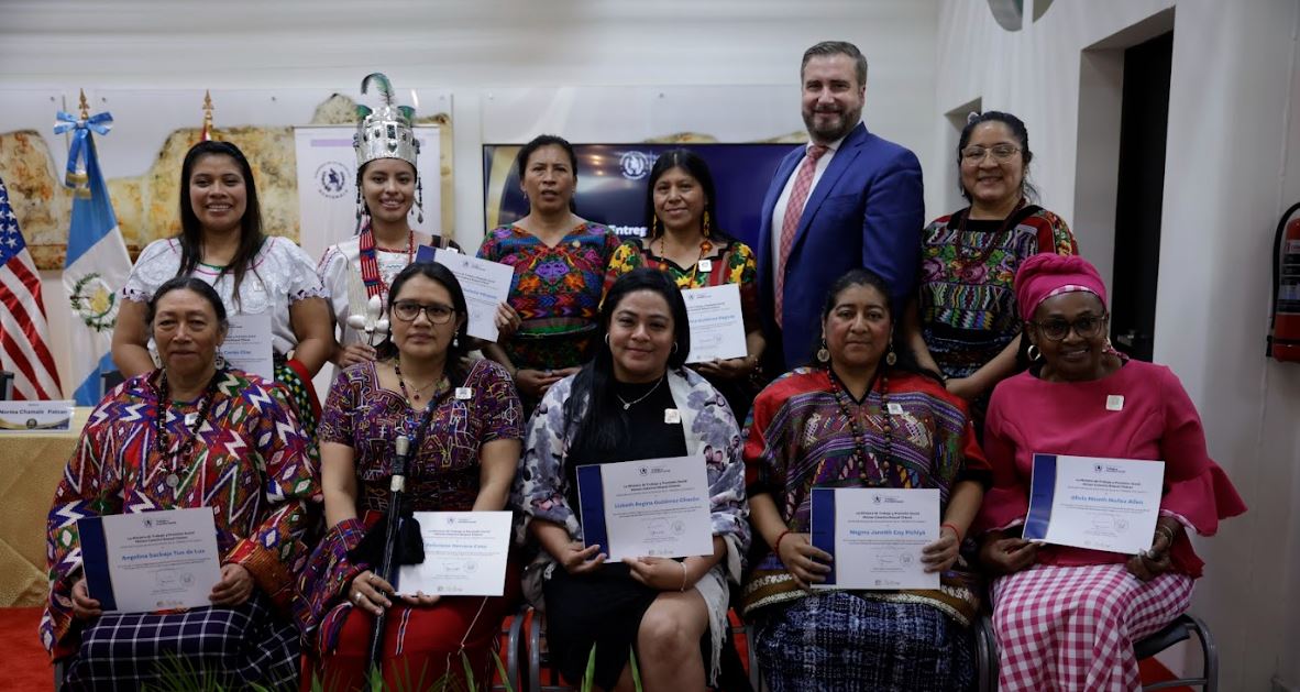Entregan orden Utz Samaj a mujeres indígenas por su liderazgo en el país