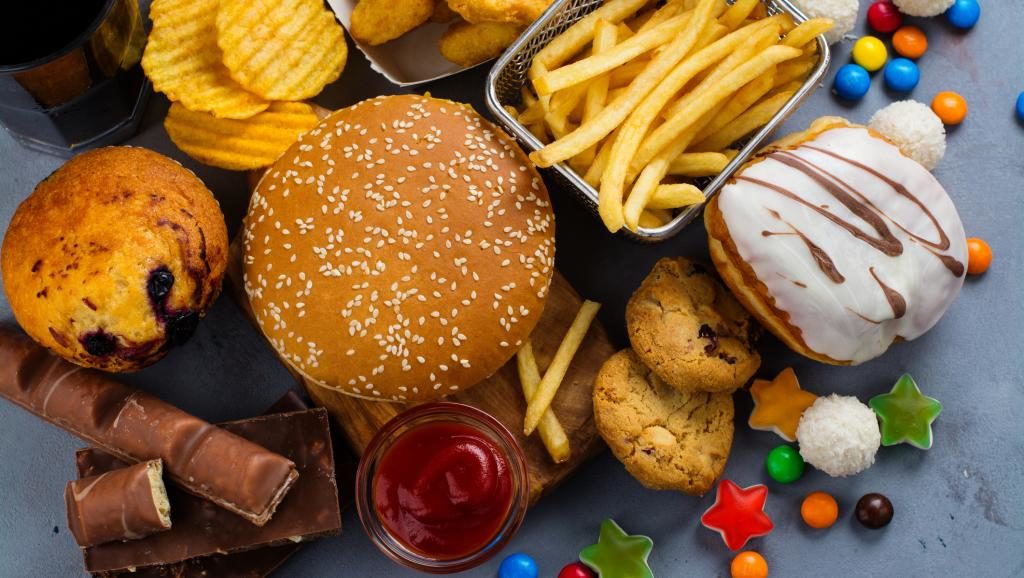 Comer ultraprocesados aumenta la cantidad de microplásticos en el cuerpo, según un estudio