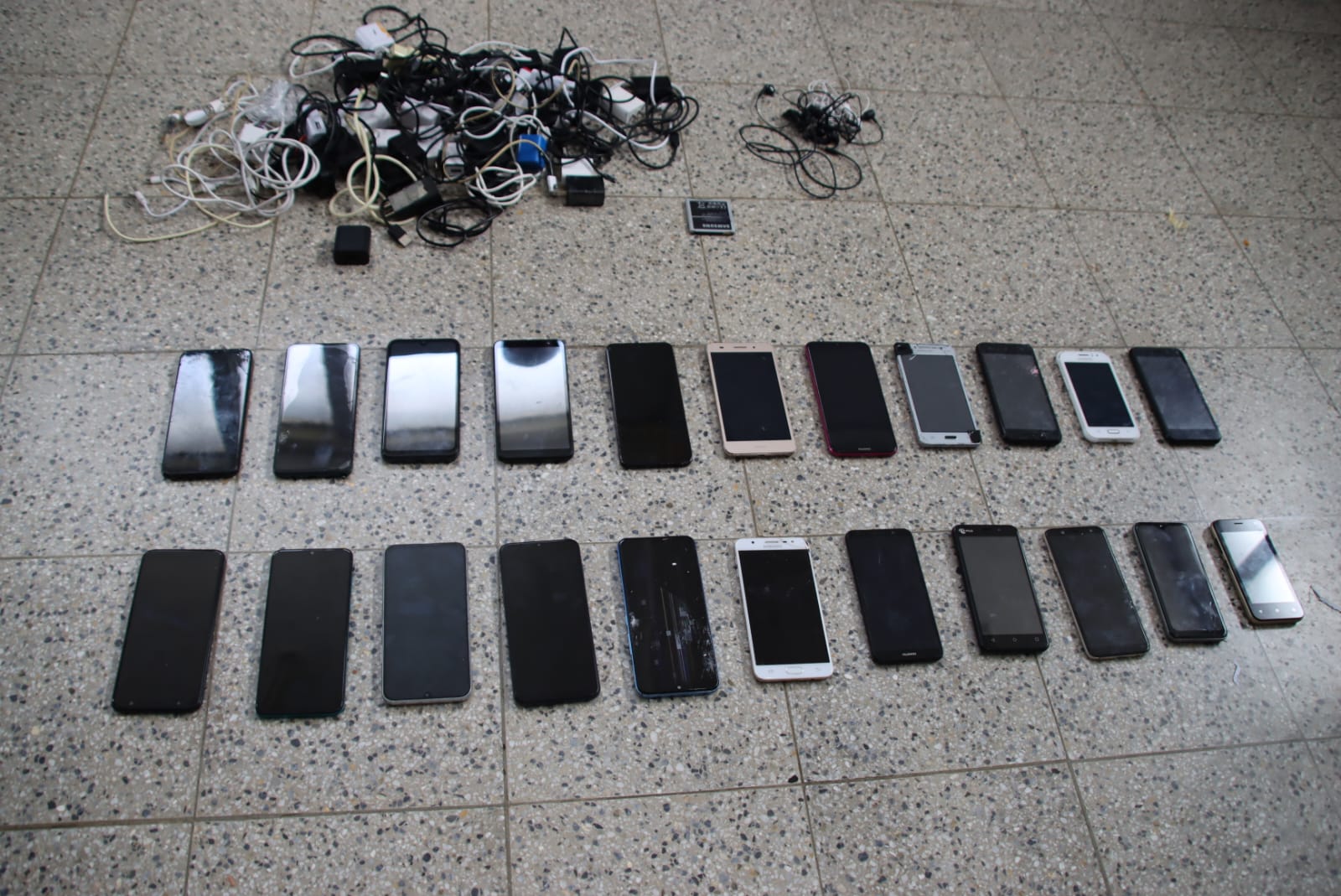PNC logra la incautación de teléfonos celulares durante requisa