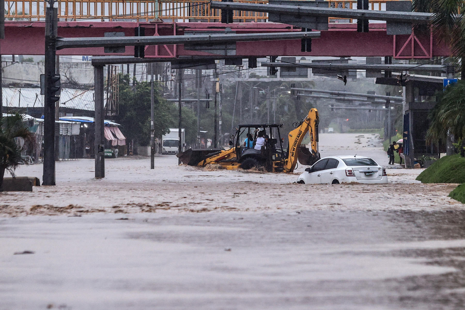El huracán John, ahora tormenta tropical, deja severas inundaciones en Acapulco, México.