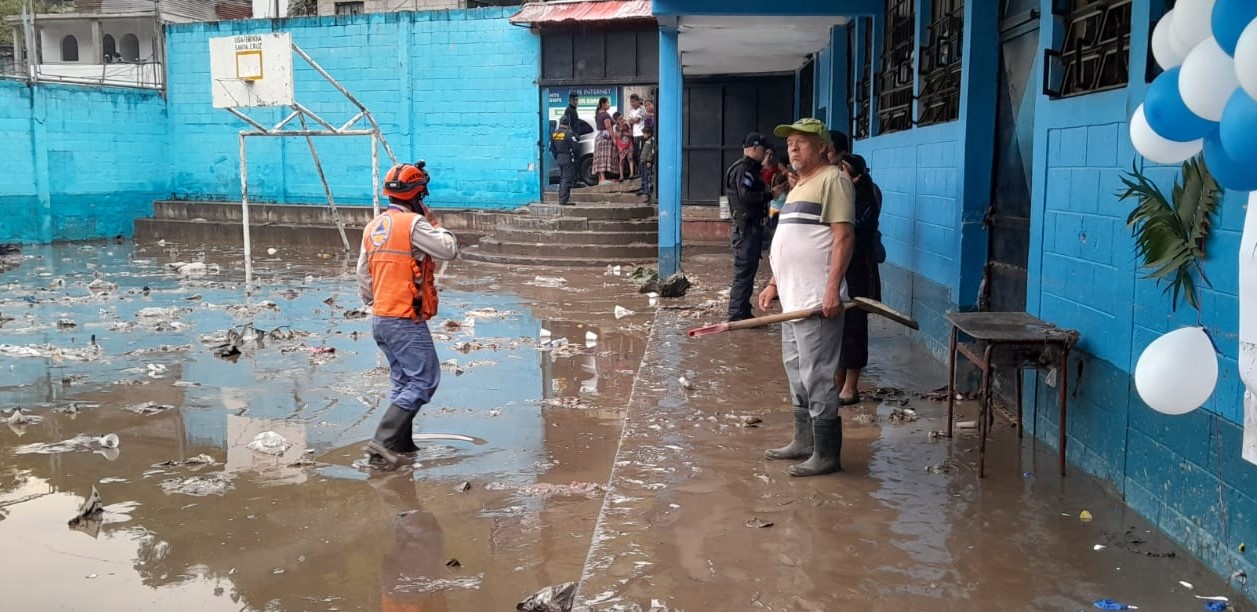 Presidente Bernardo Arévalo instruye al Ministerio de la Defensa Nacional para traslado de maquinaria y dragar río que generó inundaciones en Chinautla. /Foto: Conred.