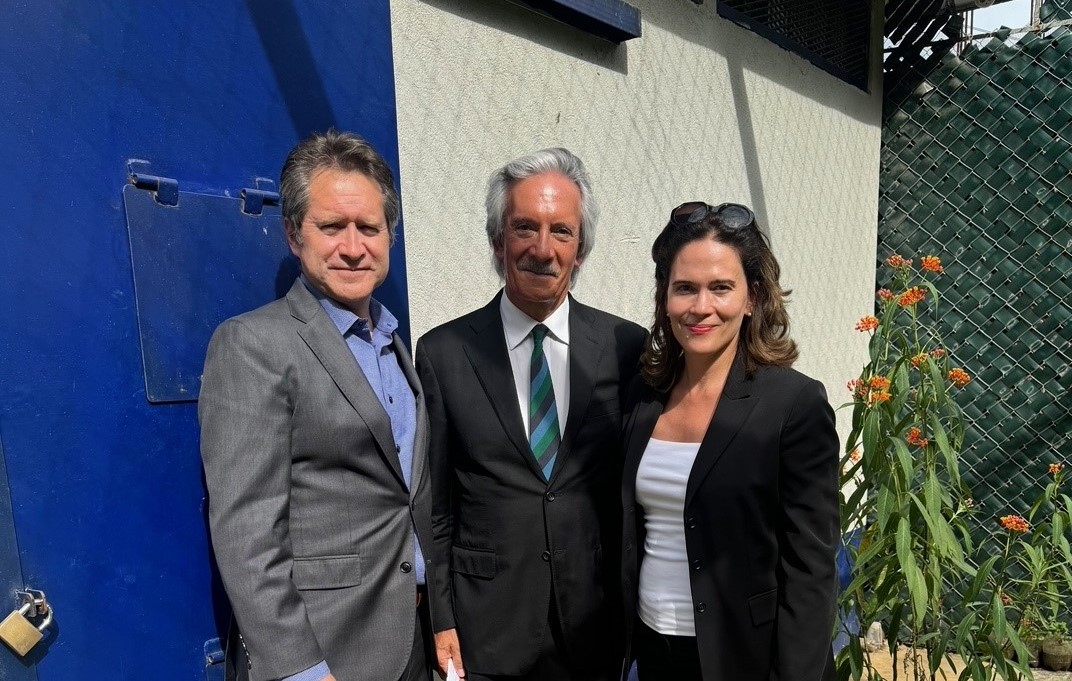 El periodista recibe la visita de dipolomáticos estadounidenses en la prisión del Mariscal Zavala.