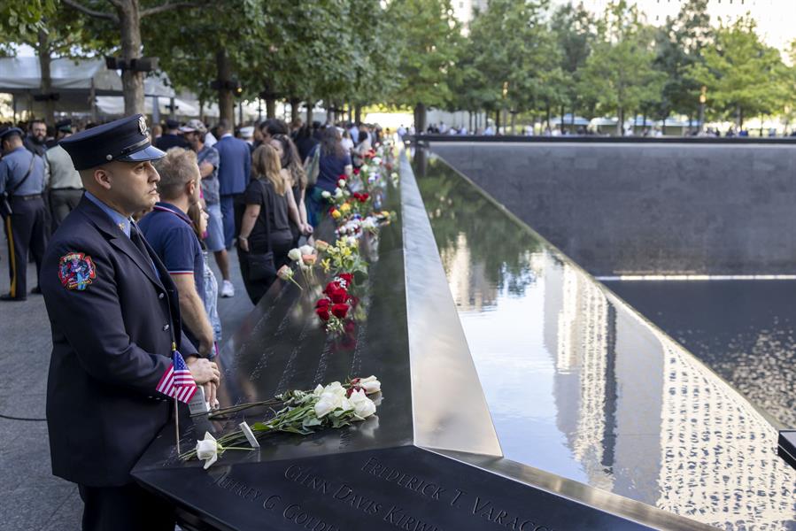 Familiares de las víctimas de los ataques del 11-S a las torres gemelas, acudieron este 11 de septiembre a rendir homenaje a sus seres queridos.