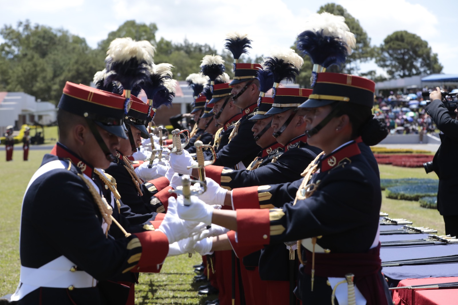Presidente destaca planes que permitan un Ejército profesional, transparente, meritocrático, con valores y principios democráticos