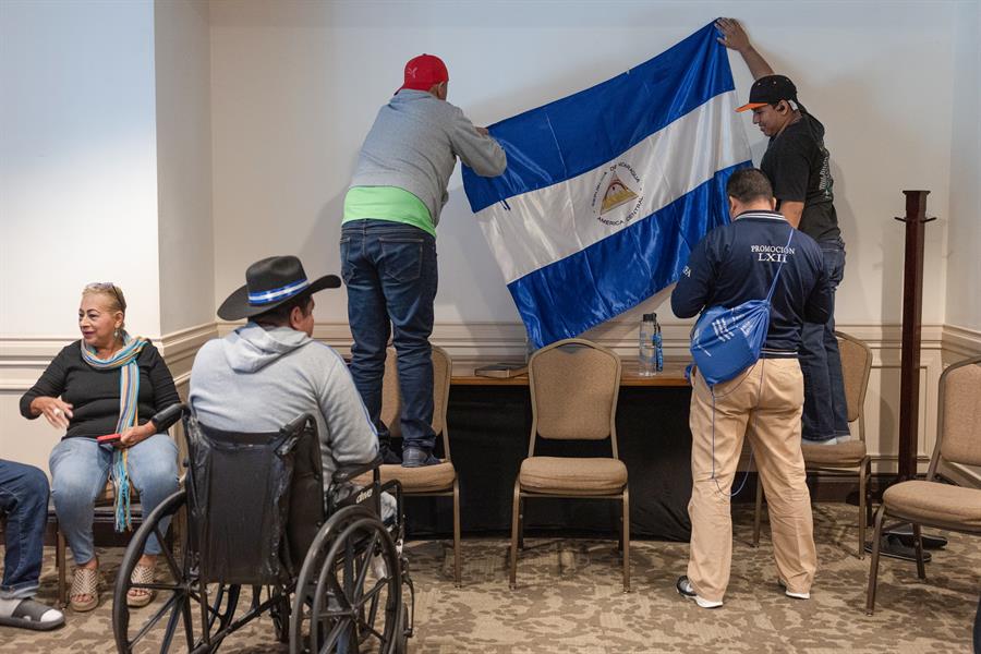 Nicaragüense excarcelados se reúnen en un hotel para clamar por una Nicaragua libre.