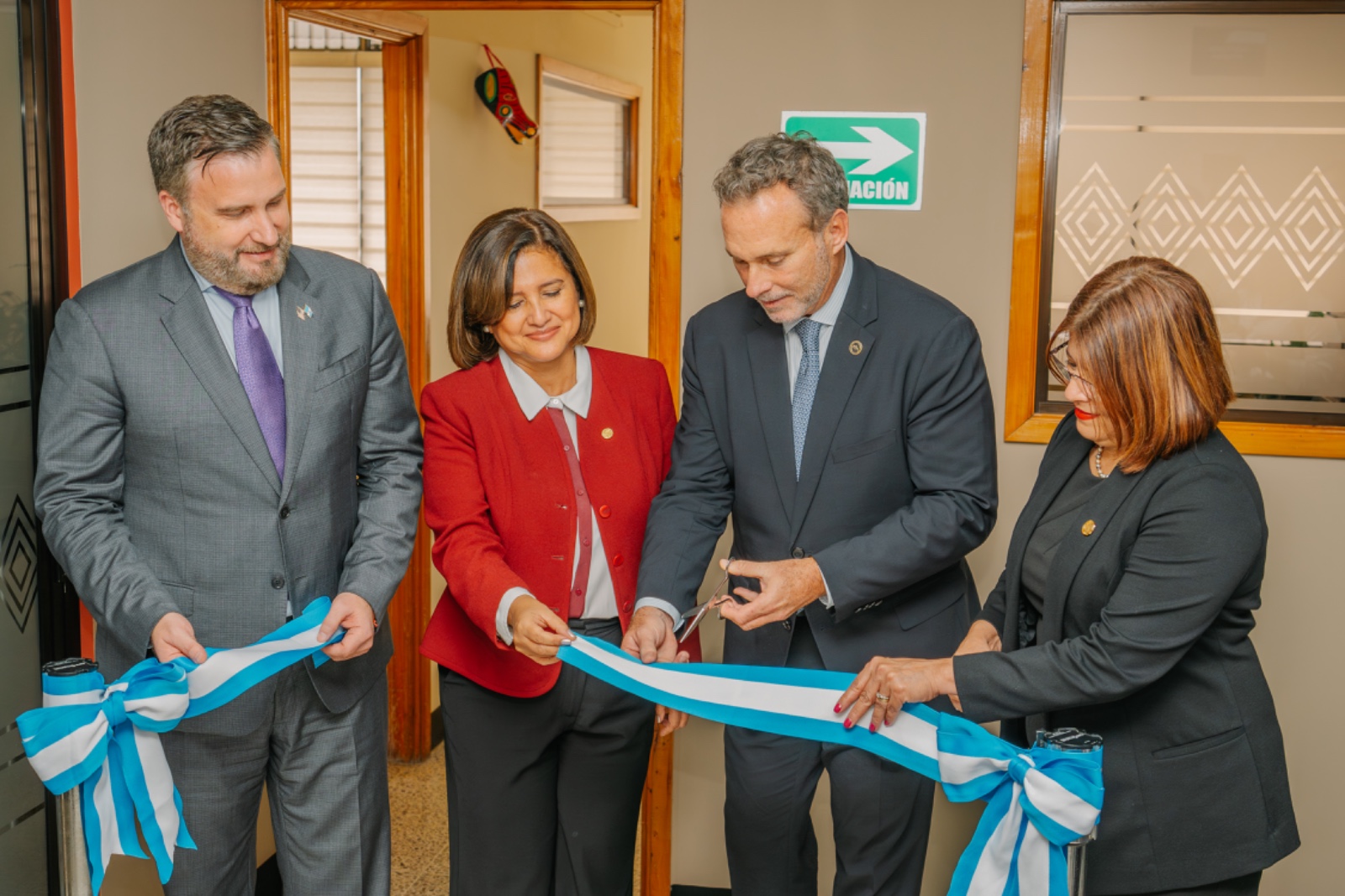 La presidenta en funciones Karin Herrera participó en la inauguración de la Oficina de Transparencia y Probidad del Inguat. /Foto: Inguat.