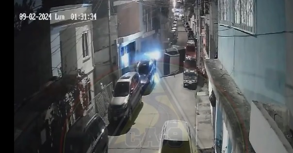 Policías que se conducían en vehículo decomisado causan incidente en Santa Elena II zona 18.