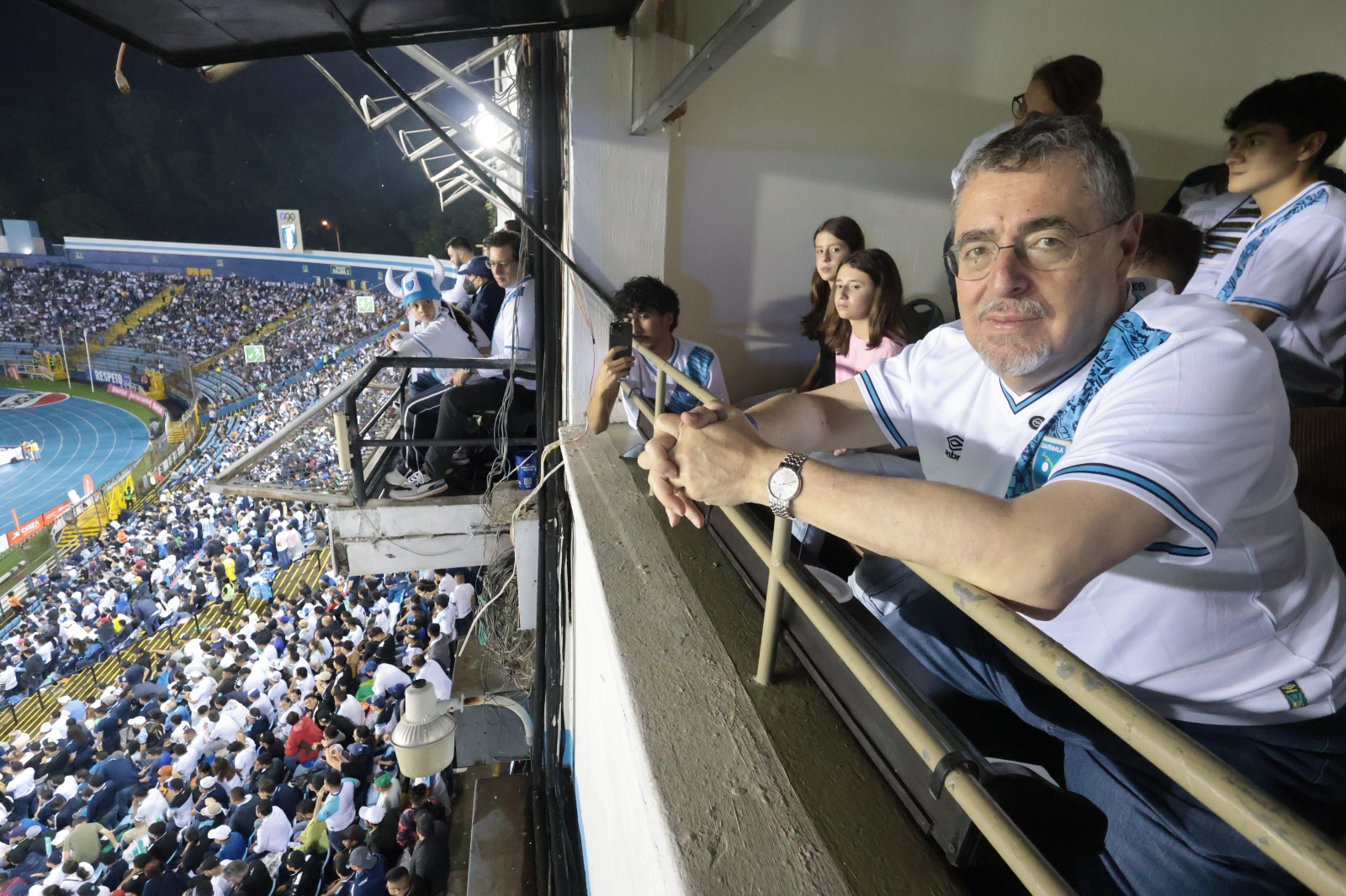 Presidente Arévalo se emociona en el partido de la selección