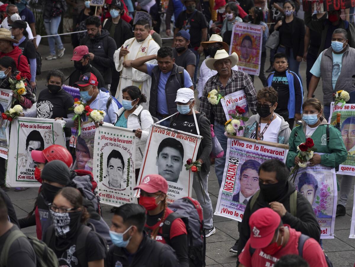 Padres de Ayotzinapa claman justicia desde hace una década por desaparición de sus hijos. / Foto: Los Ángeles Times.