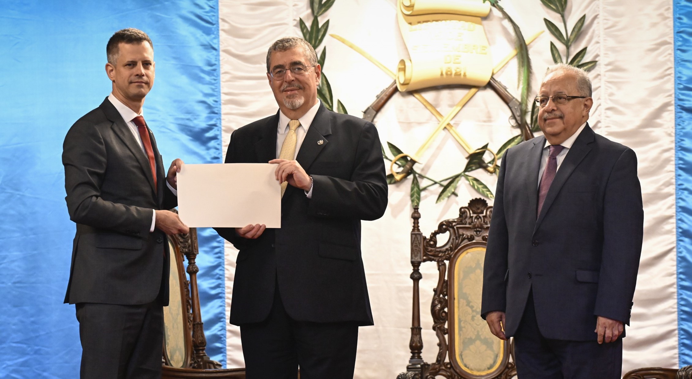 Presidente Bernardo Arévalo recibe cartas credenciales de seis embajadores