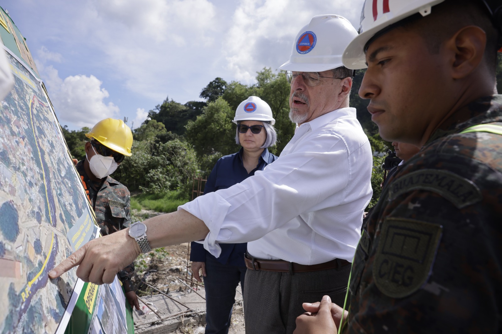 Presidente Bernardo Arévalo verifica trabajos de dragado y ampliación del cauce del río Chinautla