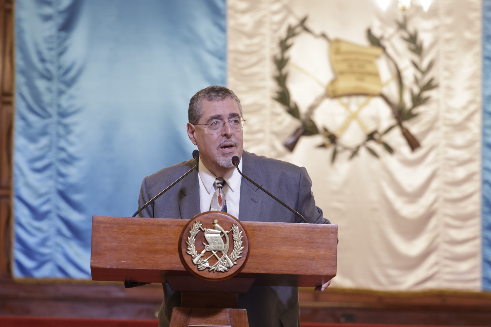 Presidente Arévalo pide a comisionados evaluar rigurosamente hoja de vida de aspirantes a magistrados