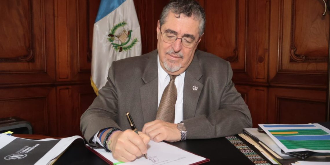 Presidente Arévalo respalda a extrabajadores del Estado con aumento de pensiones