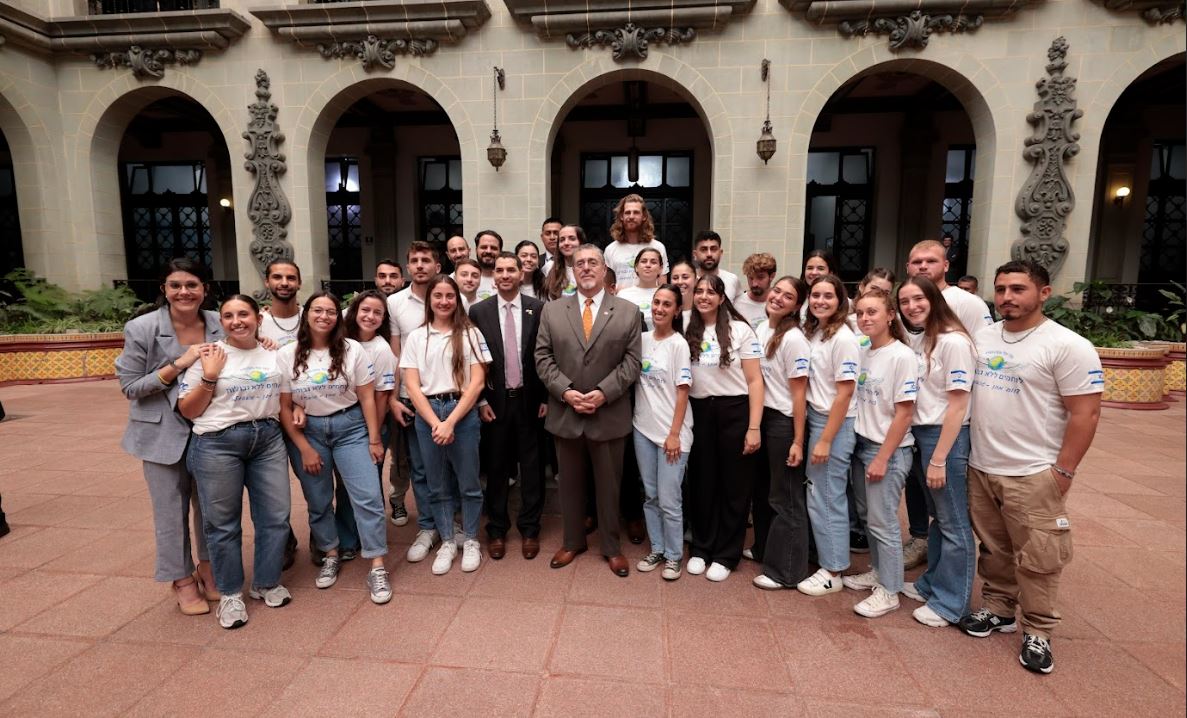 Presidente recibió a jóvenes voluntarios israelíes. / Foto: Noé Pérez.