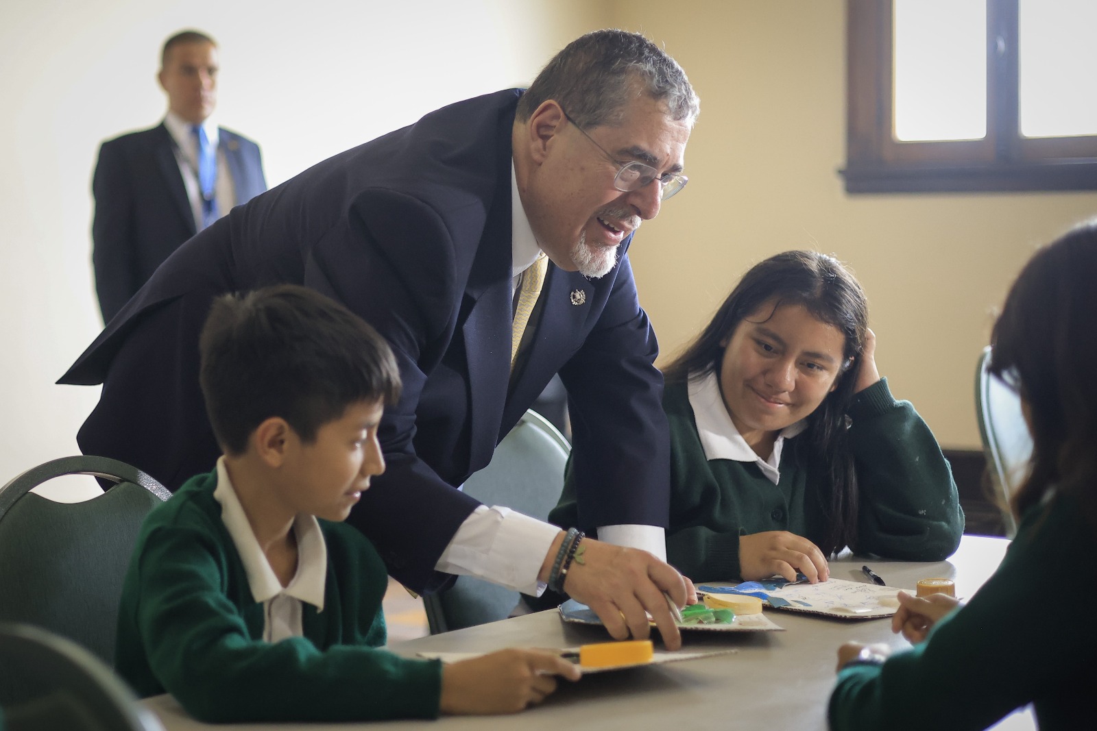 Presidente Bernardo Arévalo visita a estudiantes de la Escuela Normal Central para Varones que participaron en el taller Arte por el Cambio. / Foto: Gilber García.