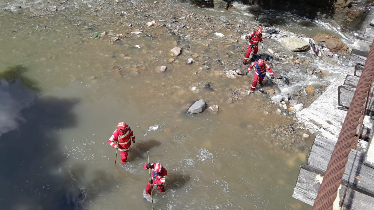 Socorristas buscan a niño arrastrado por el río Las Vacas