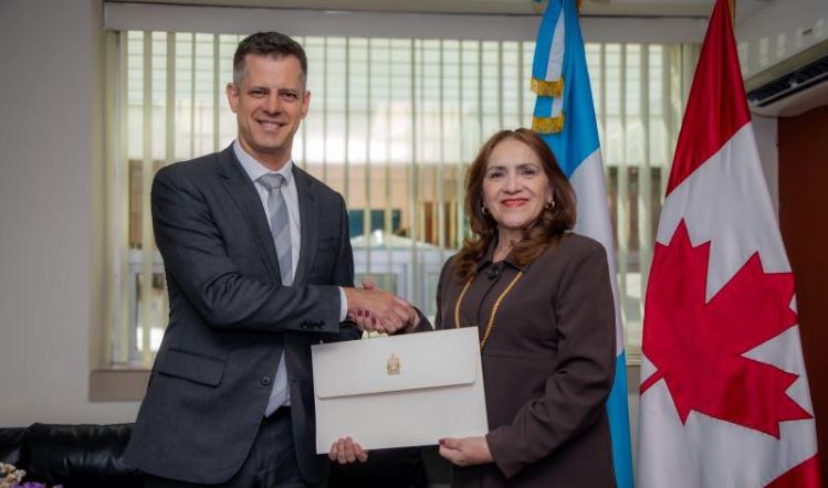 Viceministra recibe copias de estilo del embajador de Canadá
