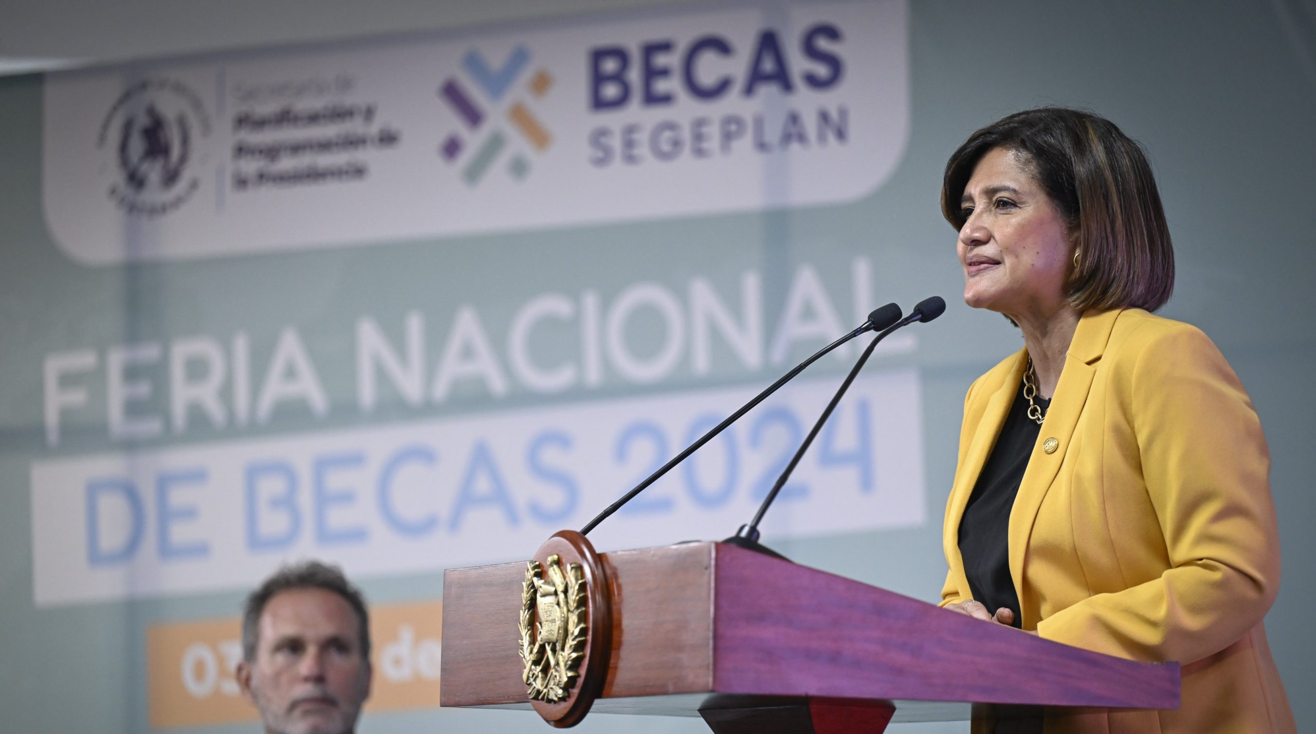 Vicepresidenta Karin Herrera envía mensaje a jóvenes que buscan nuevas oportunidades educativas a través de la Feria Nacional de Becas 2024. / Foto: Álvaro Interiano.