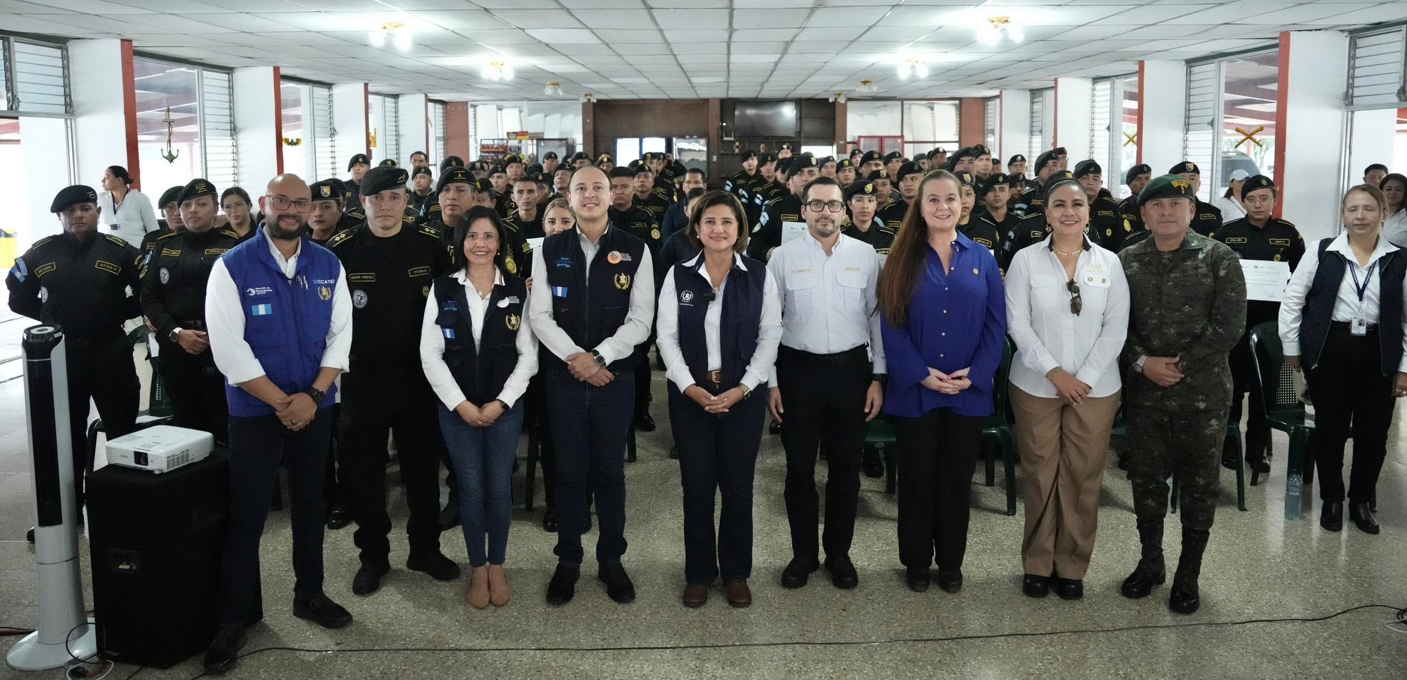 Vicepresidenta Karin Herrera participa en cierre de diplomado dirigido a agentes policiales antidrogas de la PNC. / Foto: Vicepresidencia.