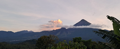 Conred emite recomendaciones por explosiones de gases y lanzamiento de ceniza del volcán Santiaguito. /Foto: Conred.