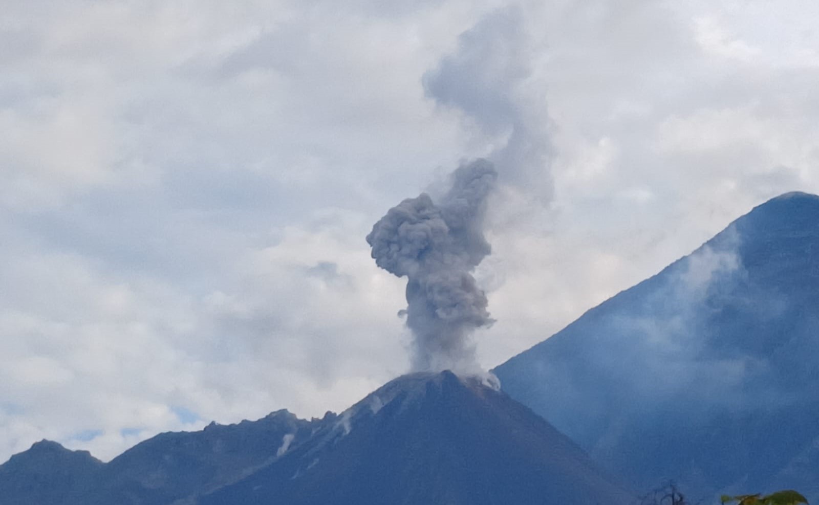 Conred e Insivumeh emiten recomendaciones a la población ante el incremento de explosiones realizadas por el volcán Santiaguito. / Foto: Conred.