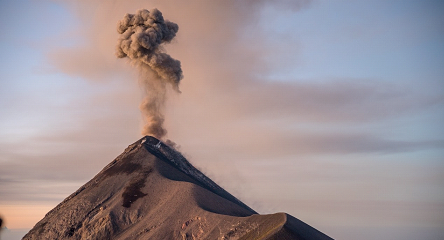 Conred reporta que el volcán de Fuego, está generando explosiones entre seis y 10 por hora. / Foto: Conred.