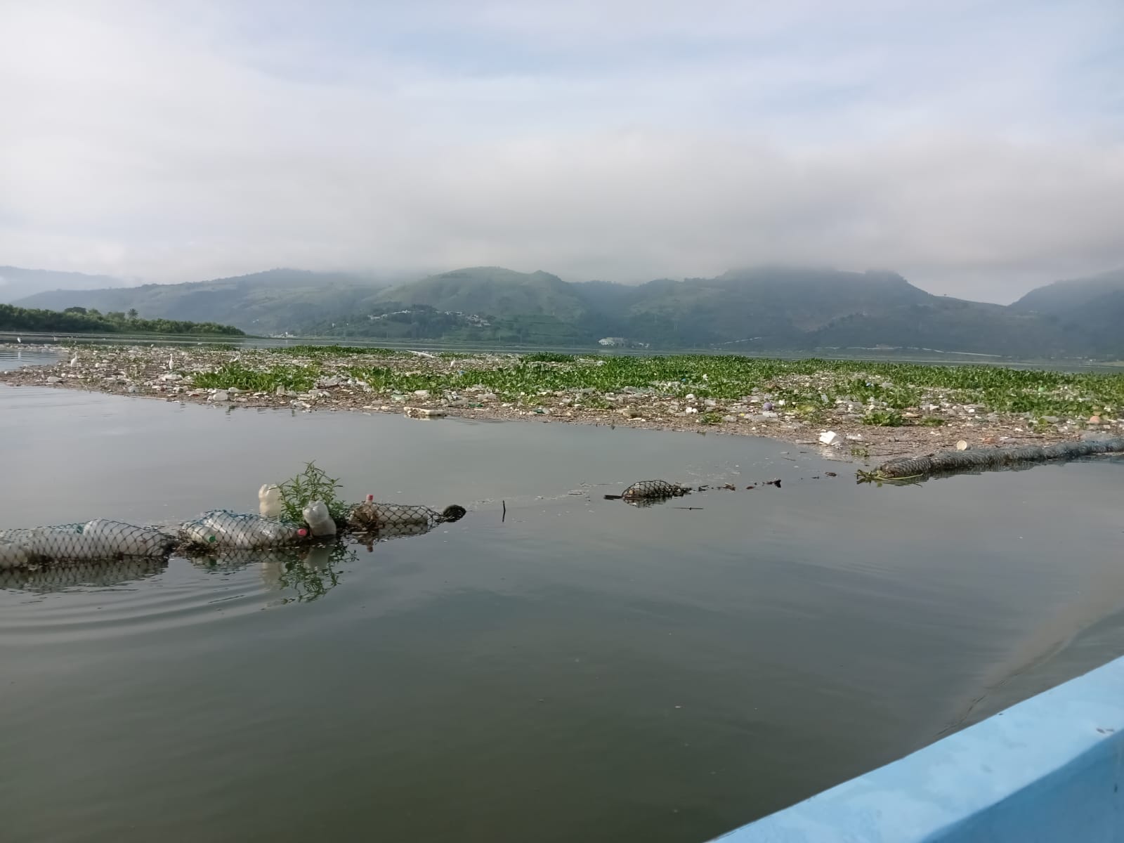 La contaminación del lago de Amatitlán responde a la actividad humana. / Foto: AMSA.