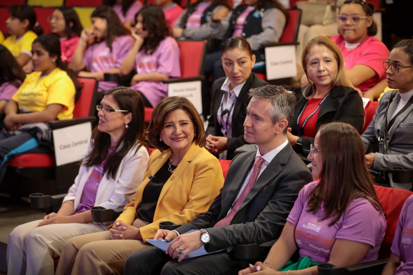 Vicepresidenta participa en conversatorio para fomentar el deporte en las niñas
