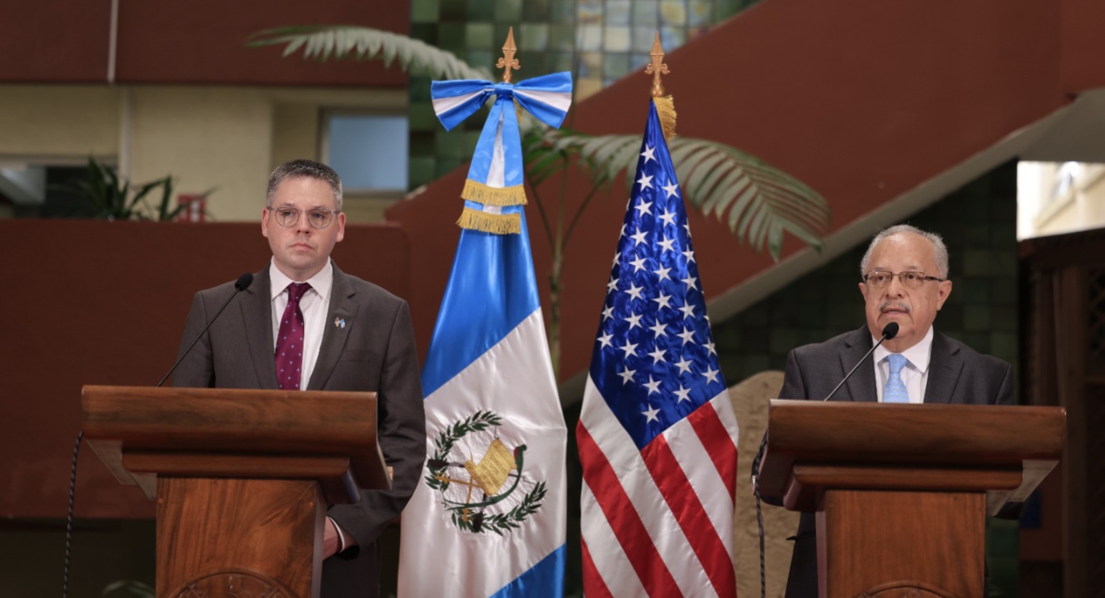 El canciller Carlos Martínez (derecha) junto a Eric Jacobstein, subsecretario de Estado de USA hablaron sobre la situación de los 135 nicaragüenses que llegaron a Guatemala. /Foto: Gilber García.