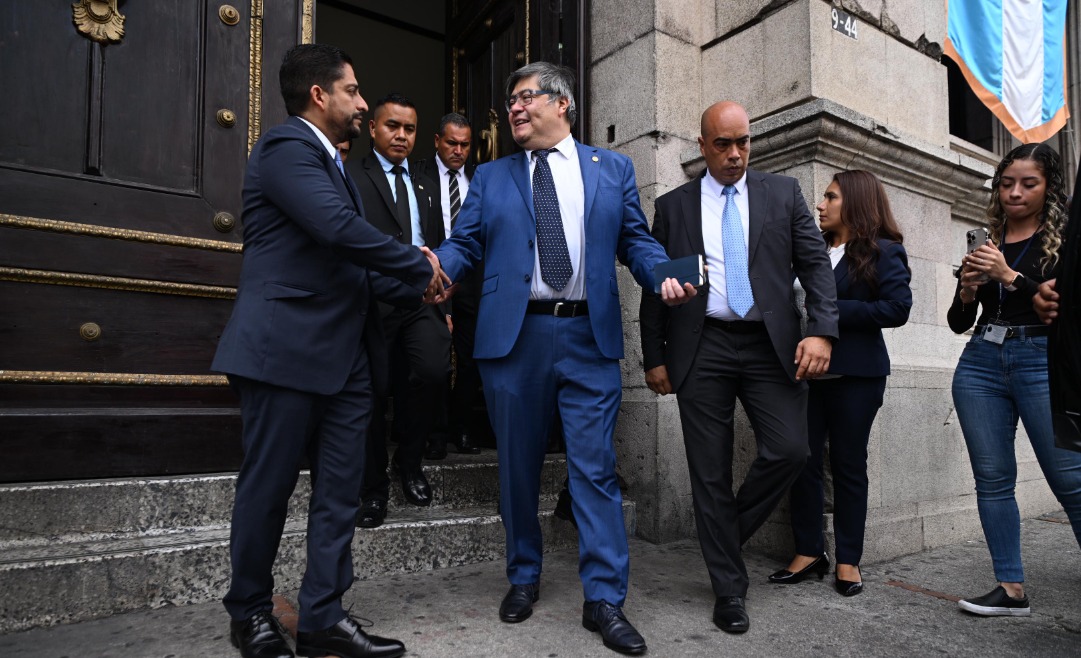 Francisco Jiménez, ministro de Gobernación, saliendo del Congreso tras la interpelación. / Foto: Byron de la Cruz.