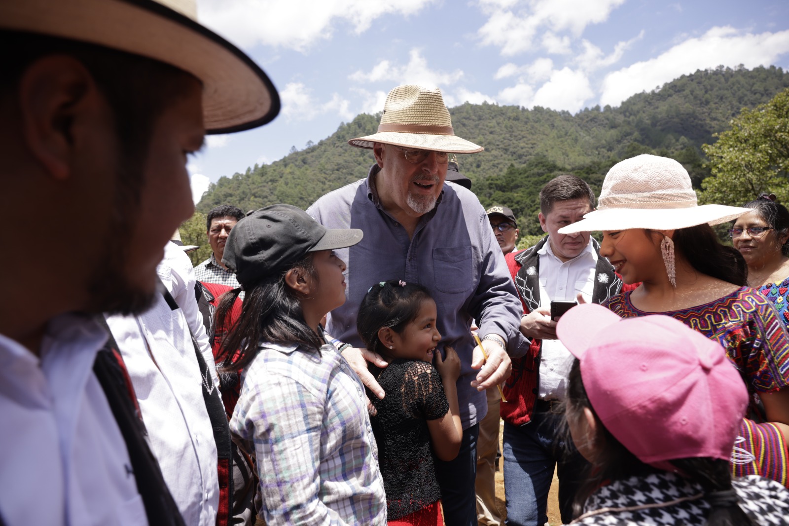Presidente Arévalo compartió con los pobladores de la aldea Xexuxcap en Nebaj, Quiché. /Foto: Dickéns Zamora.