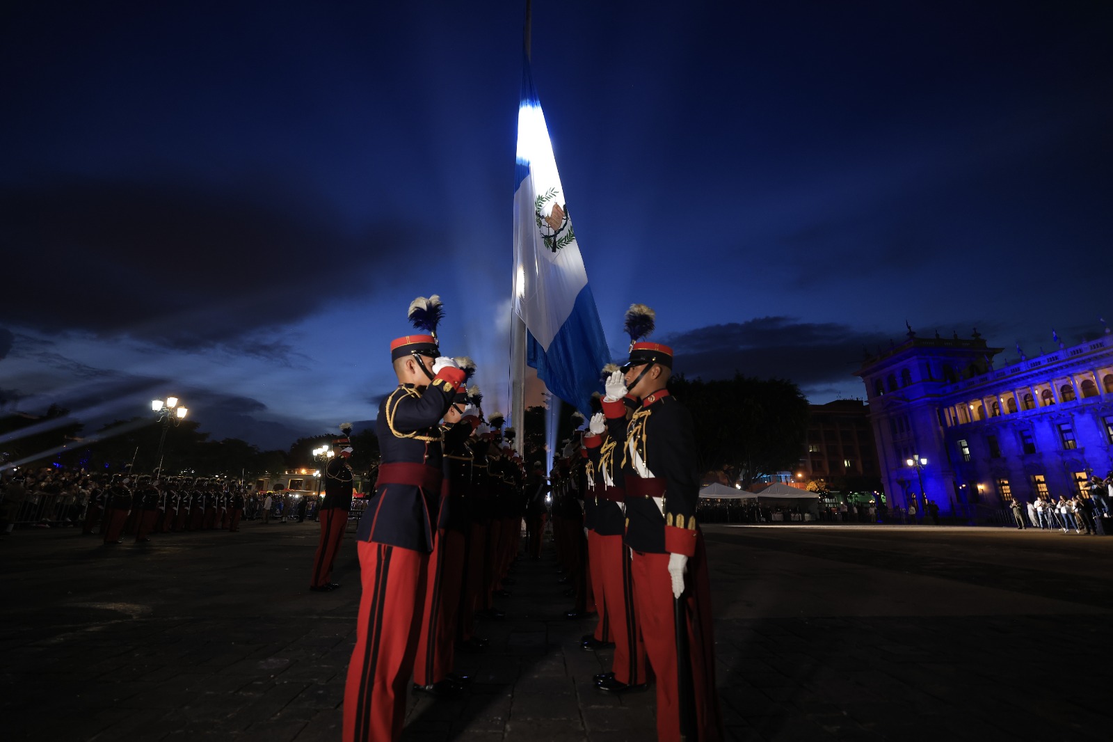 Cadetes de la Escuela Politécnica izaron la bandera en la Plaza Central. /Foto: Gilber García.
