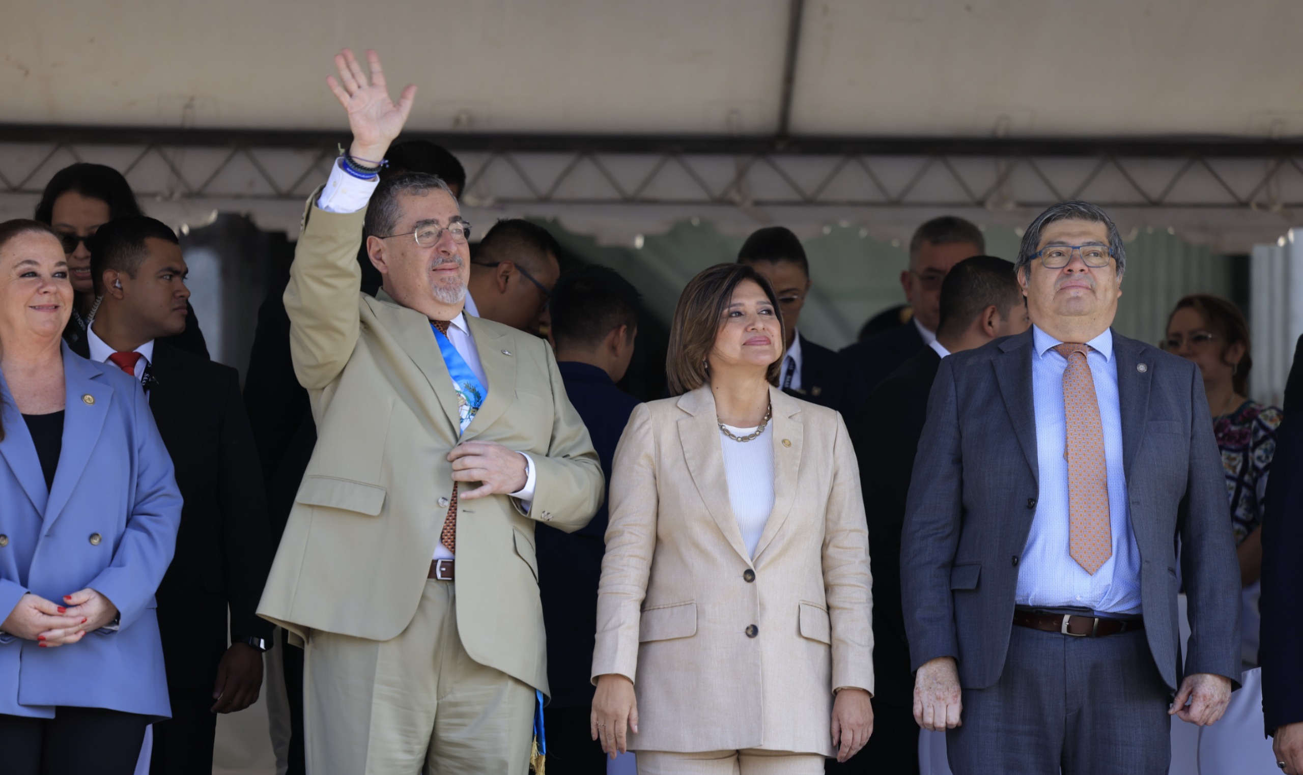 Binomio presidencial saluda a las bandas escolares del desfile de independencia