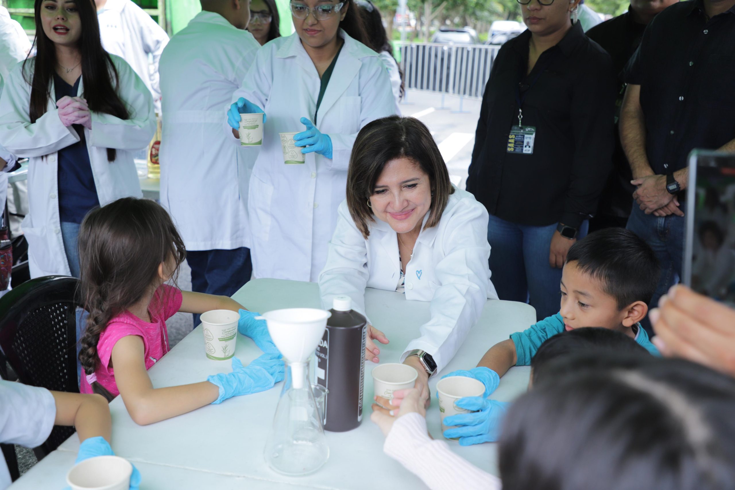 Vicepresidenta visita Cobán para la inauguración del primer club de ciencia