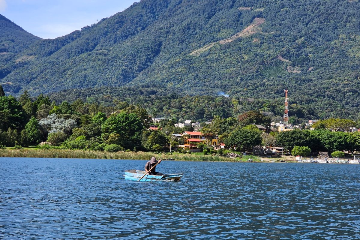 Implementan medida para la sostenibilidad de la pesca en el lago de Atitlán